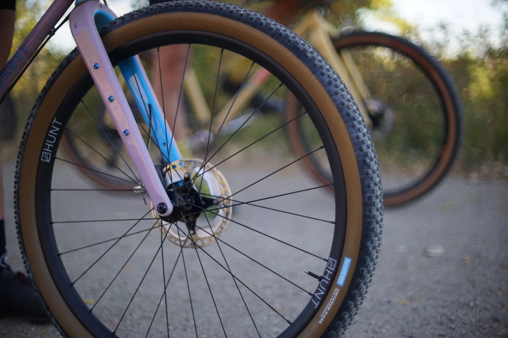 RE:NEW HUNT 650B Adventure Carbon Disc Wheelset - Image 11